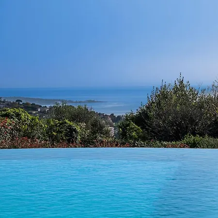 Villa Infinity Pool *